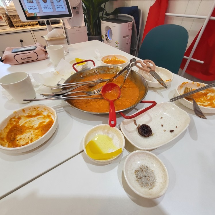자 ~~ 오늘 홀손님들두 싹 설걷이를...