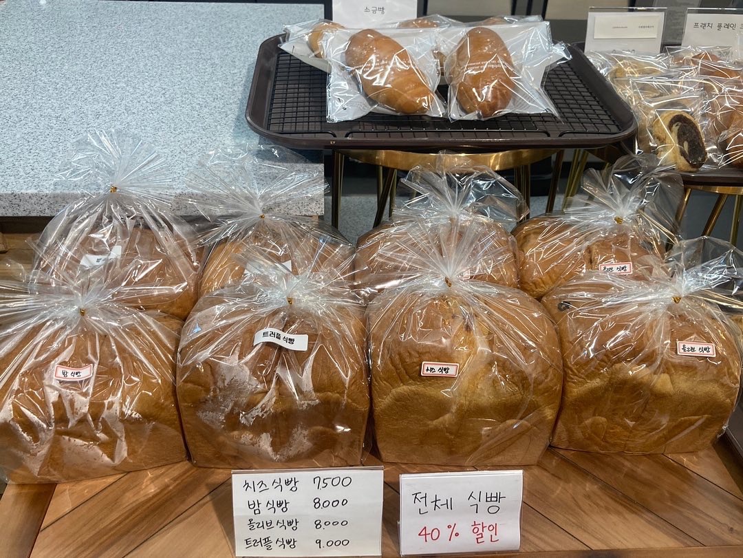 매일 아침 직접 굽는 베이커리와 커피 젤라또 드시러 오세요~