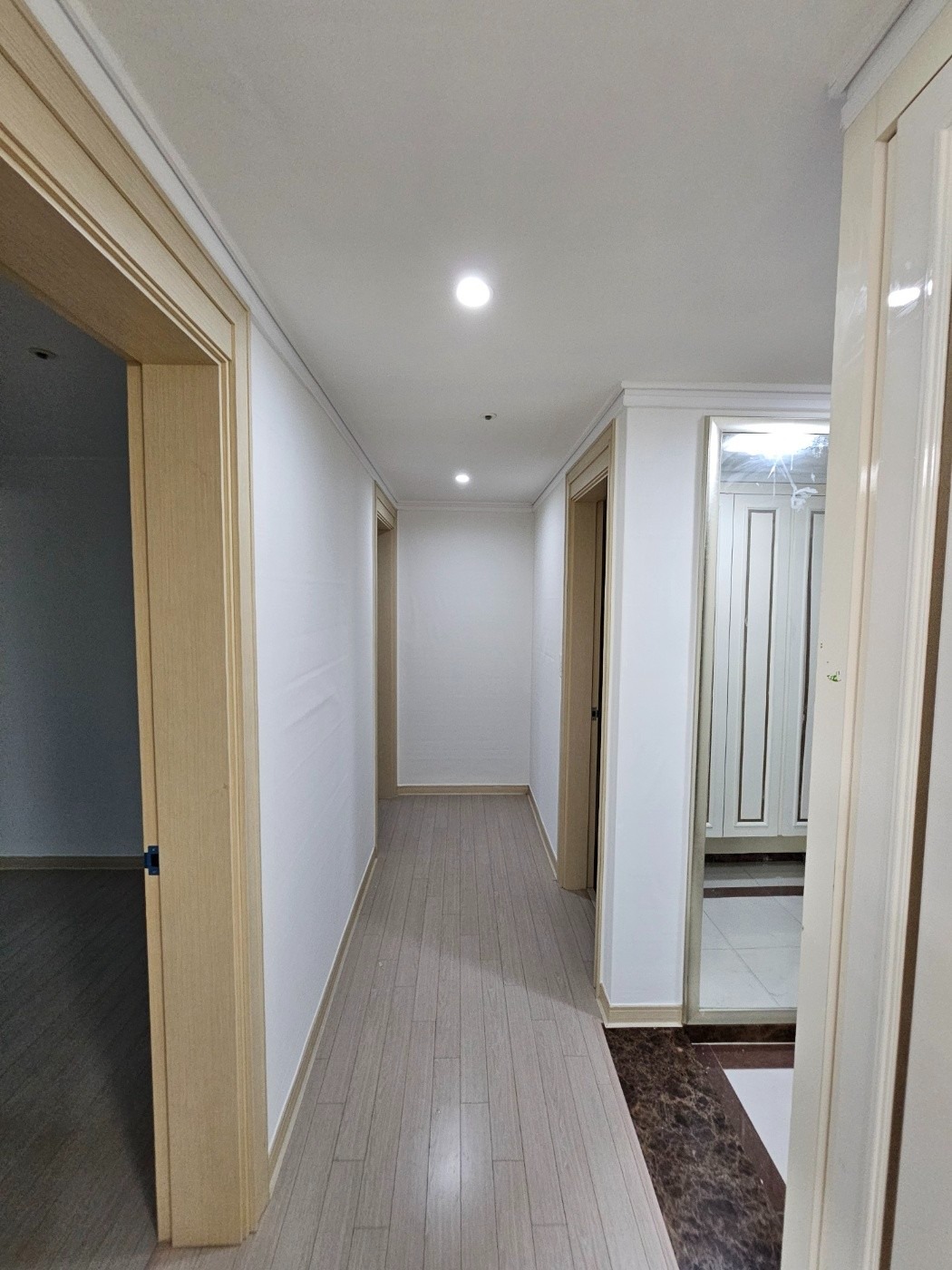 명지 중흥 프라디움 24평형 천장 벽 도배 시공