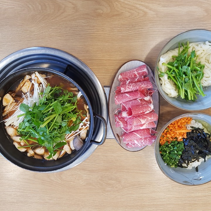 싱싱웰 버섯샤브칼국수