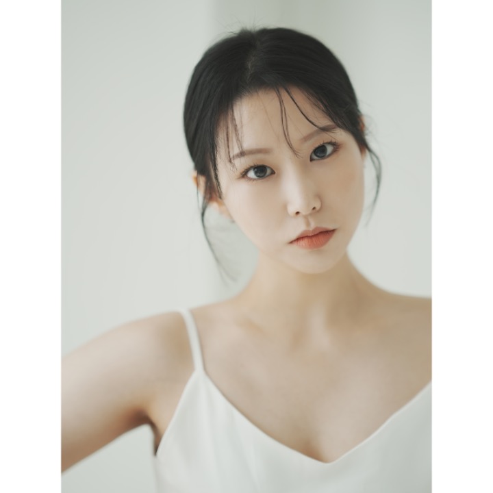 초연하다
