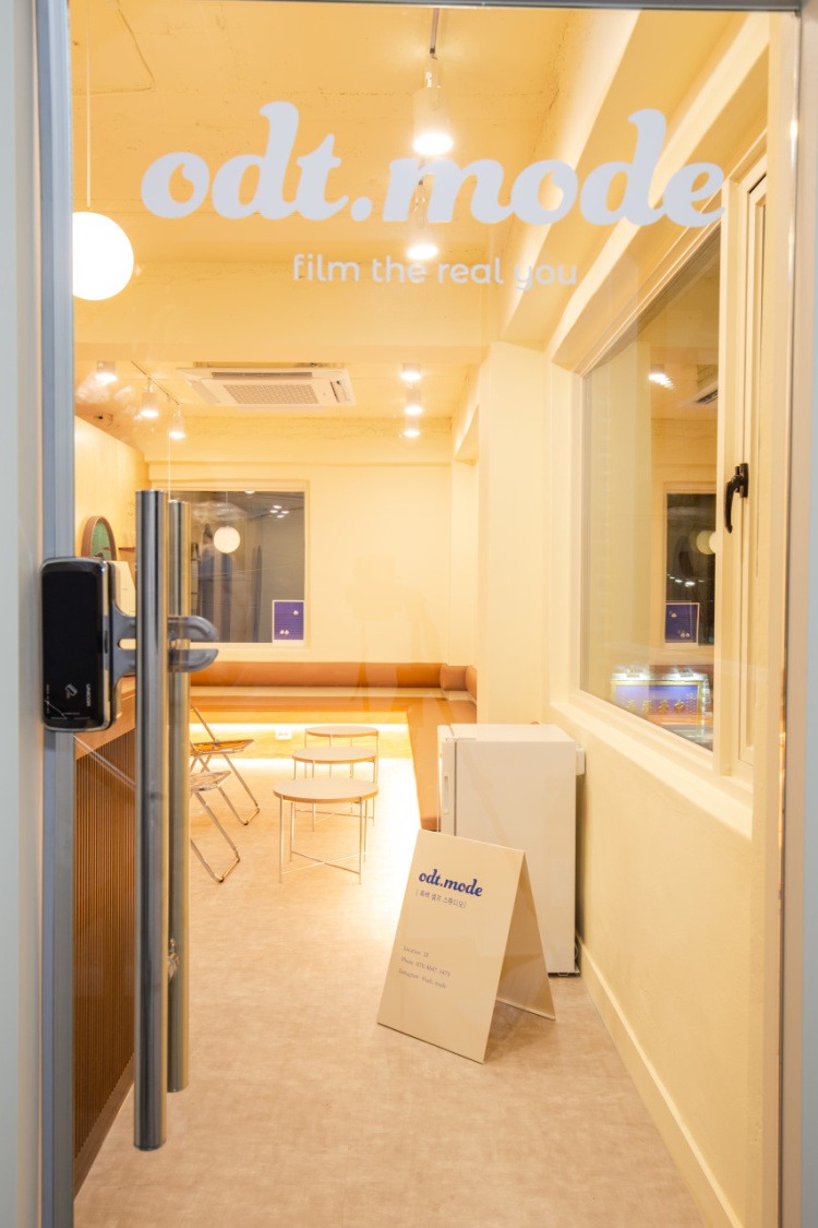 홍대 흑백 셀프사�진관 오디티모드 picture 3