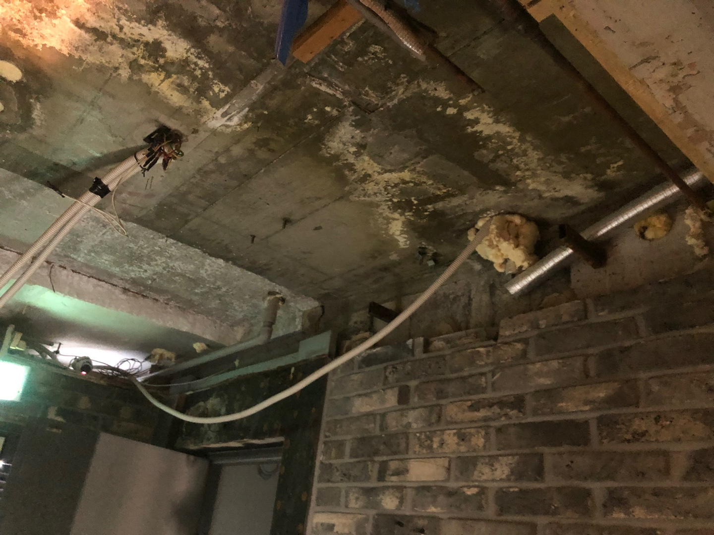 천장 누수에 대한 효율적인 해결책은 무엇입니까? 천장 누수에 대한 효율적인 해결책은 무엇입니까?