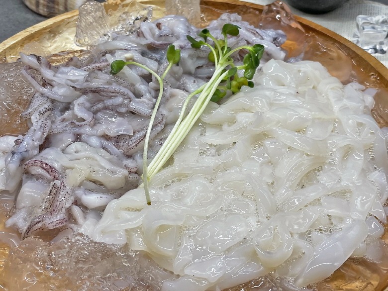 부드러움 끝판왕 '한치'회 너무 달달해요. 다릿살 + 초장까지 서비스 나가요. - 부산광역시 중구 남포동 | 비즈프로필