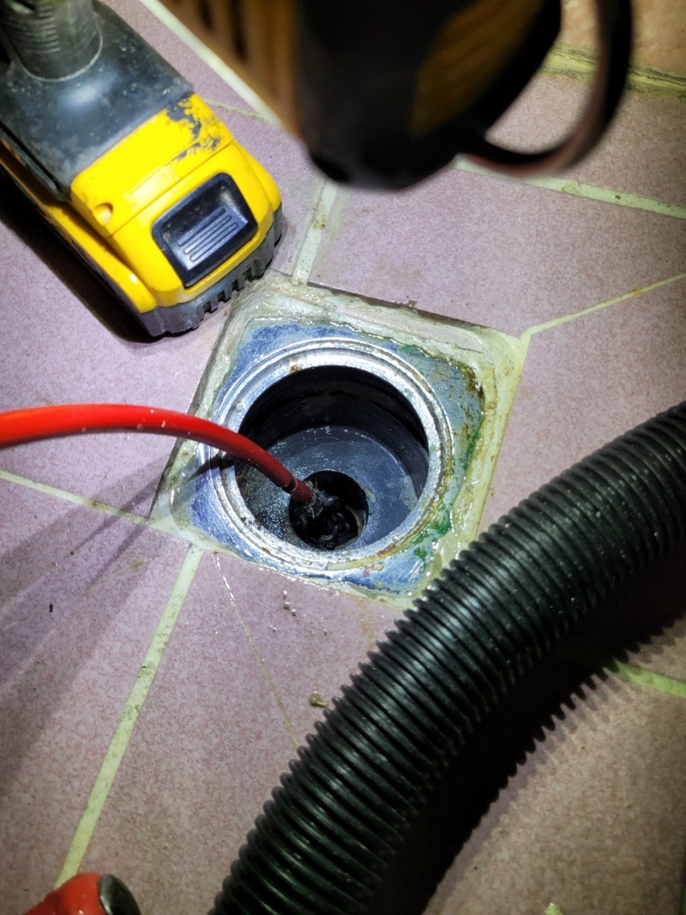 처인구 배수구 막힘, 과탄산소다로 인한 욕실 세면대 막힘 현상에 대한 회사의 솔루션입니다.