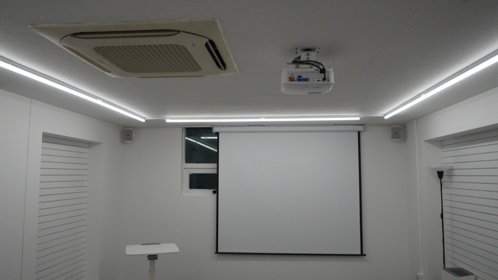 오두막 모임공간 picture 0
