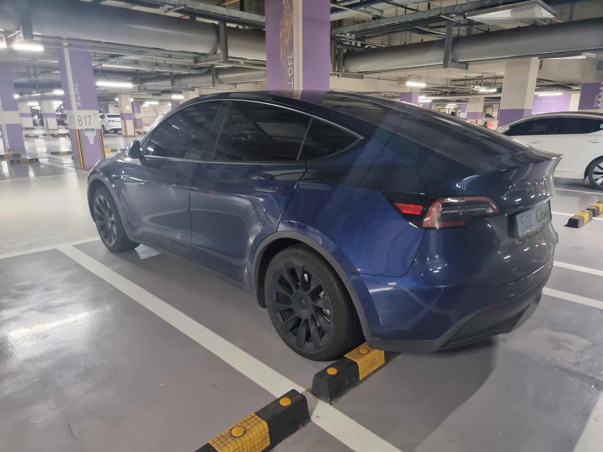 모델 Y BEV(75kWh) RWD 스탠다드 레인지 매물 썸네일