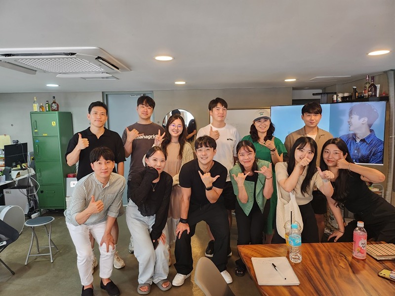 소상공인, 직장인 부업, 중소기업 대표, 
프리랜서, 자영업자, 예비창업자, 1인사업자
에 비즈니스를 돕는 자본주의 생존법💪🪓

안녕하세요 운영자 족장입니다.
전 콘텐츠기획자로써 스마트스토어
상세페이지도 기획하고, 인스타그램
피드도 기획하여 아래와 같은 성과를
이루었습니다.

1) 스마트스토어 3개월만에 파워등급
(최고매출 1728만원 마감)

2) 인스타 @matthew_hoon 
100일안에 팔로워 4k

3) 유튜브 '후기맨' 한달만에
구독자 500명 돌파

위와 같은 성과를 이루는데 가장 큰
역활을 했던것이 저희 자본주의 생존법
멤버들입니다. (네이버카페 388명, 단톡방 90명)

저희는 예비창업자와 사업자에 성장과
자기계발에 많은 도움을 드리고 있어요.

아래와 키워드가 본인과 맞다고 생각되면
가입해주세요. 함께 성장합시다😉👍
'갓생' '워크홀릭' '부자' '사업자' '성장' '자기계발'
'독서' '디자인' '투자' '네트워킹' '사랑' '우정'