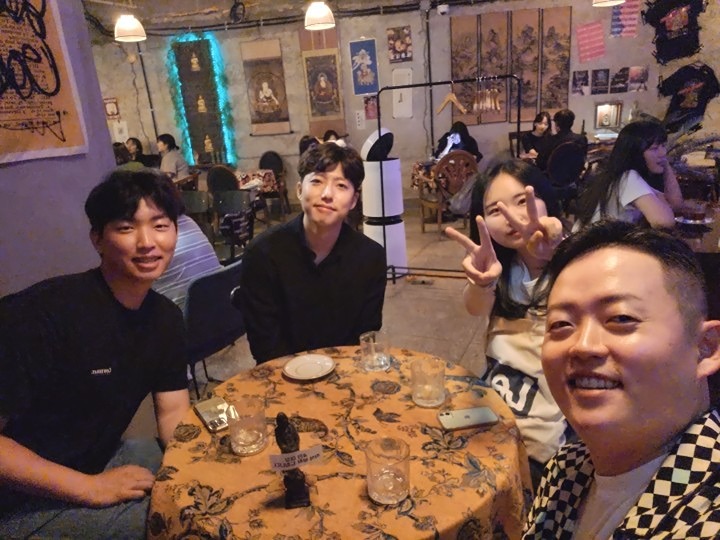 소셜링 공지를 만나기 
하루전날 했는데도 
불과하고 많은 분들이 
참석해주셔서 
너무 감사했습니다. 🫢🤗😉

새로오신 우정님, 서진님,
민수님, 승현님 
너무너무 반가웠어요. 😁😆

그리고 극락왕생 카페 때부터
만났던 덕현님, 유빈님도 
너무 즐거웠습니다. ☕️👬

모임을 가지면서 왜 나왔냐는
질문에 뭐하나라도 배울점이
있는 모임이라 나왔다는 말에 

다음부터는 조금 스스&쿠팡에 대한
최근 지식, 그리고 정보전달성 모임을 많이 가져야겠다고 생각했어요. 🤔

그리고 아끼없이 E커머스 마케팅
& 광고방법 공유해주신
많은 사업자(전업쇼핑몰대표님)분들 이자리를 빌어 감사합니다. 🙏🙇‍♂️

그럼 조만간 또 뭉치겠습니다!
그럼 See u Soon 😉👋