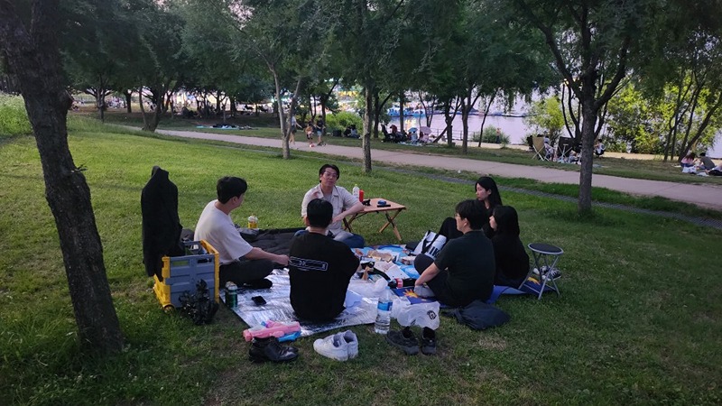 자본주의생존법을
운영하면서 첫 외부모임을
진행하였습니다. 👨‍❤️‍👨

다들 숫자를 좋아하시고,
마케팅, 브랜딩에만
관심 많은 줄 알고 

그쪽 콘텐츠&교육만 
준비하고 기획했었는데,

가끔 이렇게 머리식히는
시간도 준비해야겠습니다. 🏕

전국 78개에 과일매장을
운영하는 대표님, ��대구에서
학원2곳을 운영하는 대표님,
광고사업을 운영하는 대표님 등

많은 대표님들이 낭만을
즐기는 모습이
인상적이었습니다. 🤩

각자의 업종, 직함이
아닌 한명에 사람으로써
대화를 하고 소통, 연대하는
모습이 너무 좋았습니다.

앞으로는 가끔 비효율적인
자리와 쉬어가는 시간도
준비하여 대표님들과 추억
쌓고 성장하는 자본주의
생존법이 되겠습니다.

그럼 다들 오늘 와주셔서
고맙고, 다음 정기모임에서
만나요 😉🙏