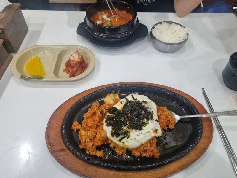 내셔널지오그래픽에서 운동화랑 맨투맨도 사고 나��이키 옷도사고 밥도먹고 너무 잼있었어요@_@