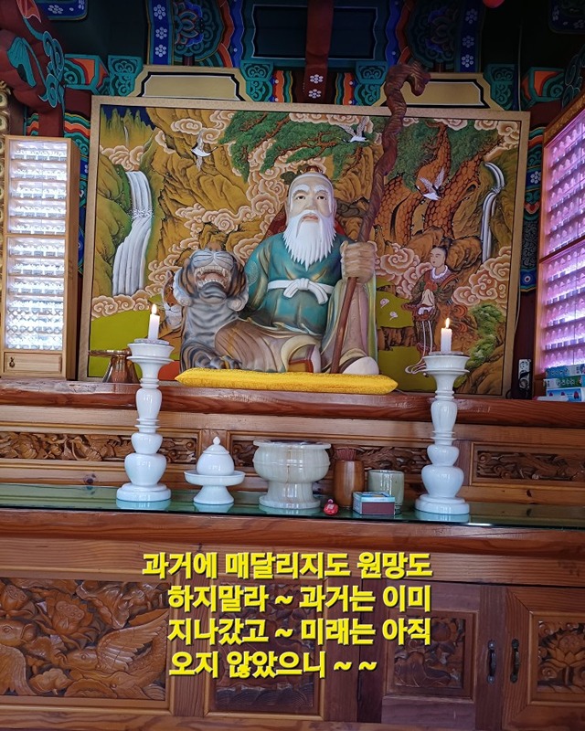 법당의 예불소리가 바람을 가르고 은은하게 울려 퍼진다 ~ 붉은 배롱나무 꽃은 나의 시선을 이끌고 ~ 잠시 삶의 무게를 내려놓게한다 ~ 잔잔히 퍼지는 예불 소리는 죽비가되어 나를 깨우치게한다 ~~