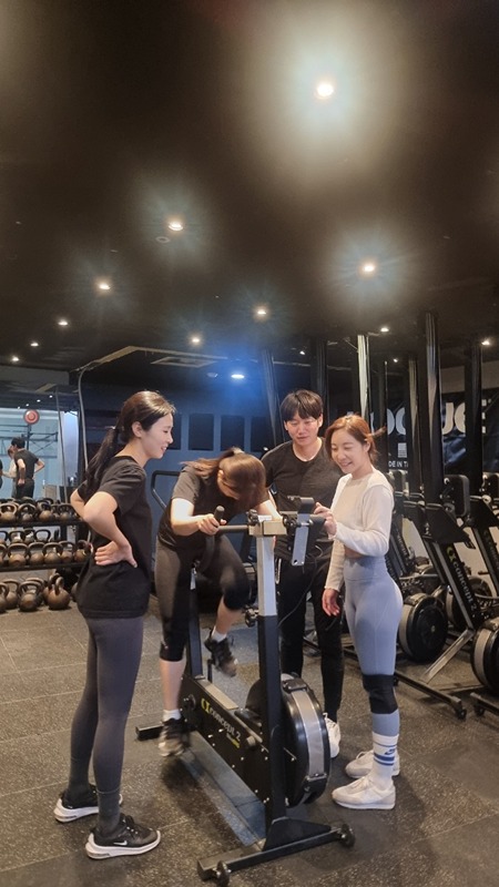 쉽고 재미있게 운동을 알려드리는 운동하는직장인 운동 '메이트' 입니다.
신나는 노래와 함께 그룹으로 근력, 지구력, 유산소, 기초체력 어느하나 빠지지 않고 잘 가르쳐드립니다:-)

👥 정원은 20명입니다.
🚿 탈의실 샤워실 수건 사용가능
🚗 무료주차 지원