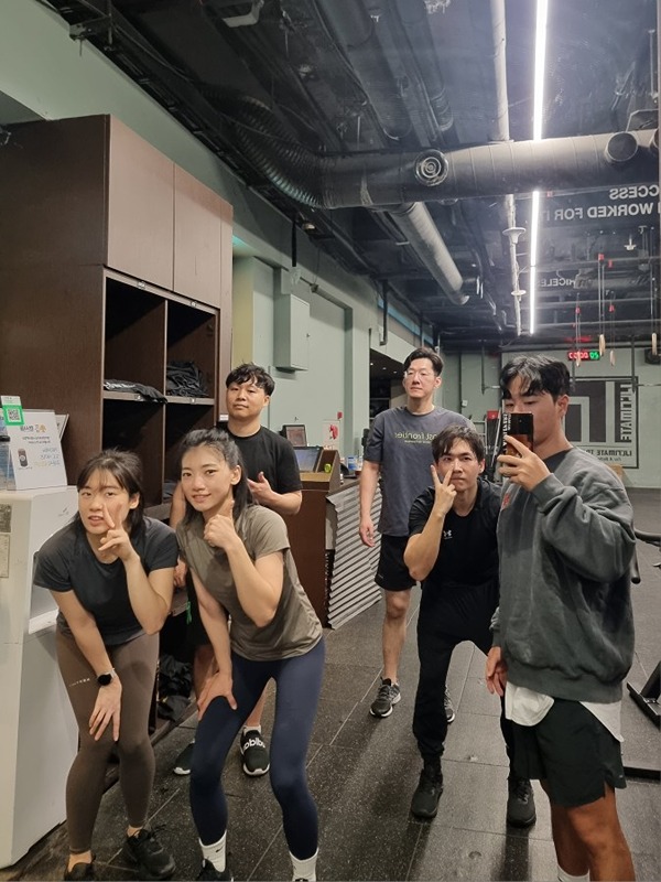 20231105운동후기
매 주말 운동은 개개인의 운동 수행 �능력에 따라
운동동작 방식, 횟수, 무게 등이 달라집니다.

운동을 잘못하시는 초보자부터
운동을 잘하시는 고급자까지
맞춤 운동이 진행 되니 함께해요!^^

총 레벨3개로 운동 진행합니다!!!!