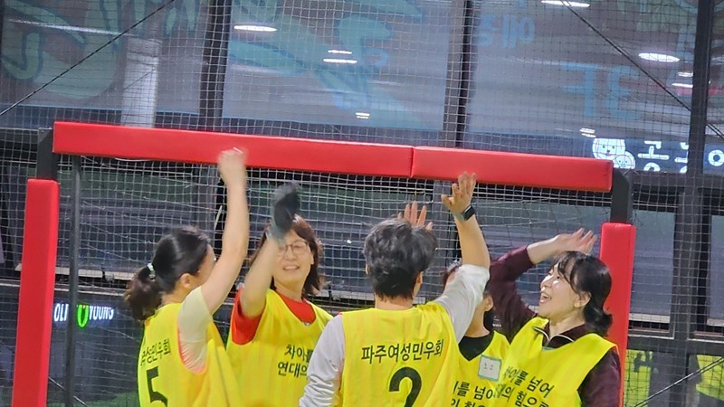 새벽FC 원데이클래스

: 축구공과 농구공 구별이 안되는 분 가능
: 축구공을 난생 처음 차보는 분 가능
: "그 나이에 무슨 ~" "여자가 ..쯧"이라는 편견을 깨보고싶은 분 가능
: 위계와 텃세문화 없는 팀스포츠를 원하는 분 가능