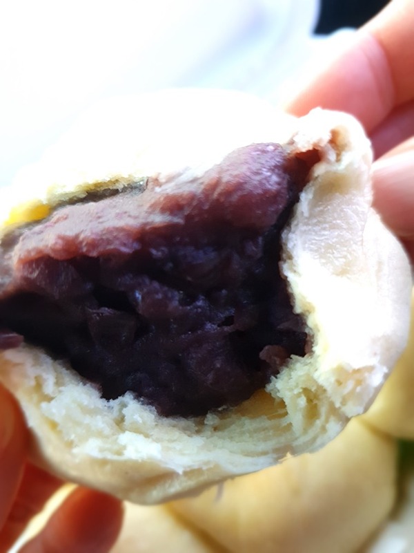 손반죽
수요미식회 찐빵 맛집~
단팥죽에 찍아묵음
한 맛 더하다는
구룡포 초등학교 앞
원조 철규분식은
휴업중

#포항맛집 #구룡포 #찐빵 #단팥죽 #엄마찐빵