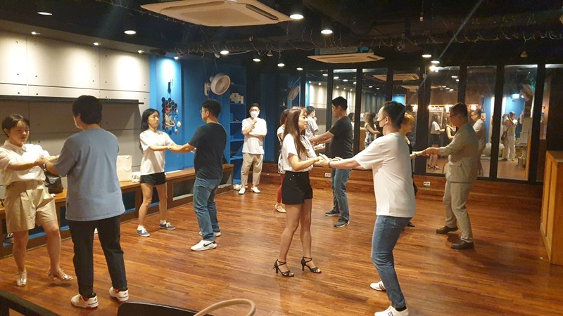 홍대 연남동근처에서
라틴댄스에 관심있는분들
살사,bachata등
배우고 즐기시고싶은 분들 모이세요
세계어느나라에가도 놀수있고
언어는달라도 같이 어울릴수있는 취미 입니다

경험해보고싶은분들은 댓글이나
***-***-******로 문의주세요