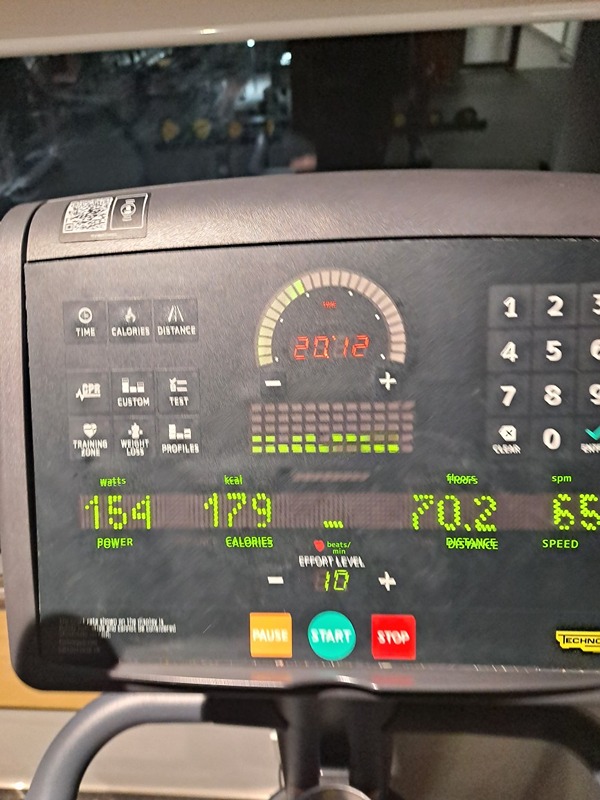 확실히 운동은 하면 할수록 느는 것 같아요!
오늘은 빠르게 달려서 20분 70층 돌파!! 모두 화이팅입니다!