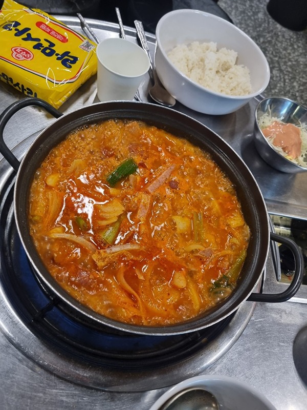 저녁식사로 경아식당에서 부대찌개먹구..커피지옥행 탑승~ㅎ
뽕이언니 기다리며 올리브영 쇼핑도하구~ 3차는 완전체로 바베큐 냠냠~ 알찬하루 마무리!!

술없이 맨정신에 대화참여해주신 온달님께 감사의 말씀전해요!!