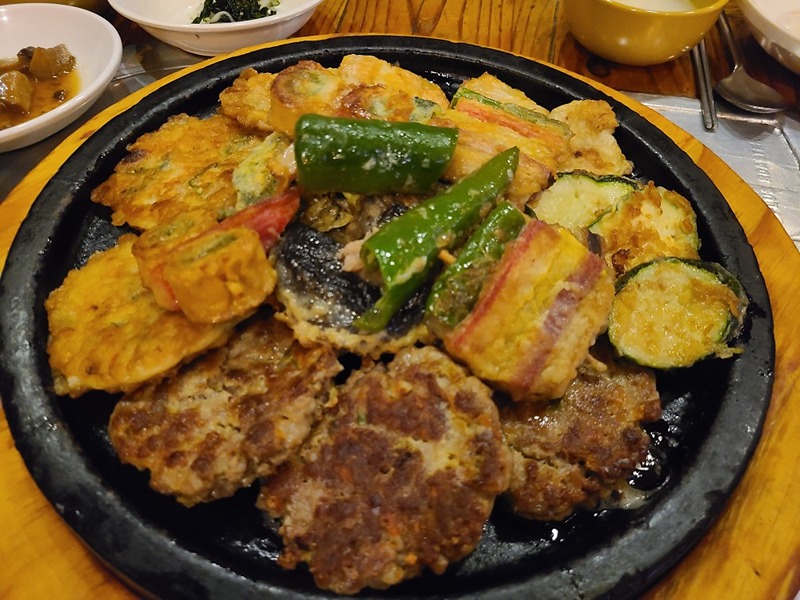 2차에서 마치려 했지만

회원 들이 아쉬워 하고 

이장에 코믹한 이야기에

모두 빠져 3차로 고고