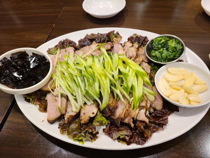 어제 45년전통 대문점 단골맛집에

휘영 온달 이장과 함께

웃고 떠들고 재미있는 벙을

진행해  아침에 엄청 깨운하게

출발했읍나다.

이장 숙취해소제 잘먹었다.