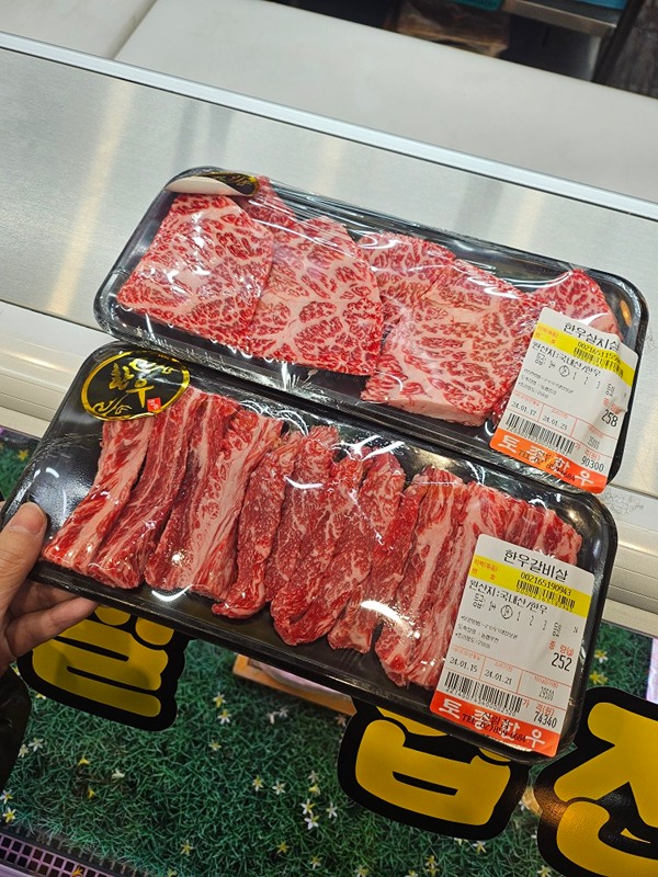 화로구이 신림점 소고기 맛있어요!
가격이 쪼오끔 비싸지만 맛은 진짜 좋아요
뿐만 아니라 밑반찬들도 다 하나같이 맛있고 
특히 동치미랑 김치..짱
고기말고도 시래기고등어조림이나 등갈비묵은지찜
왕갈비탕 같은 메뉴도 먹어보았는데 넘나 맛도리 ㅎㅎ
이모님들도 무척 친절하시궁~~ 된장국도 맛있구~~
세번째 방문인데 다 만족해요^^