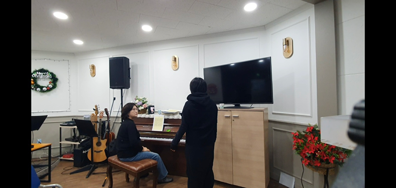 오늘 배우며중창단 오리엔테이션 및 2번째 레슨을 했습니다.
지난 수업의 호흡과 공명음 복습과 ‘과수원길‘ 악보로 연습을 했는데 다른 곳에서 한 음악실습보다 훨씬 쉽고 효과적으로 달라진 게 귀로 느껴져 즐거웠습니다.

앞으로도 더 열심히 쫓아가야겠다 느낀 수업이었습니다.

오늘은 중고등학생 친구들이 합류하였는데 어린 친구들인만큼 부담도 덜하고 아직 성장기라 쉽게 학습하는 게 눈에 보여 배울 점이 많았습니다. 

좀 다 분발해야겠네요!!

아직 초반 수업이라 함께 하시기 쉬우니
많은 분들이 이 좋은 수업을 함께 하실 수 있으면 좋겠습니다!!!