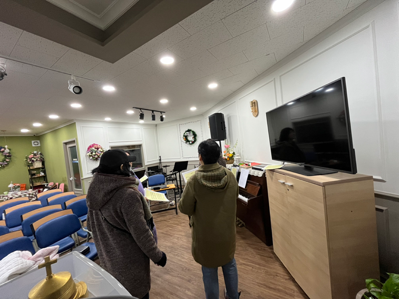 매주 토요일 7시 베우며 중창단

오늘 드디어 다섯명이란 인원이 모여 목소리를 내었습니다. 사람의 몸이 다 다른 것처럼 각자에게 맞는 발성과 목소리를 내는 법을 알려주셔서 좋았습니다.

무엇보다 타인의 목소리를 들으며 자신의 목소리를 비춰볼 수 있다는 것도 재밌었네요.

오래오래 하고싶습니다.