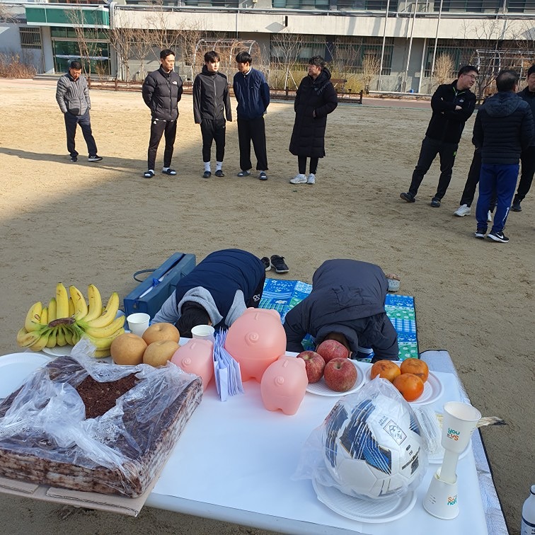 2월4일  시무식 및고사(안전기원제)

아침일찍  7시30분부테 9시45분까지
재밌게 운동함

오늘 행사는   오희석회원님의  사회로
매끄럽게  진행되었습니다 
감사감솨^^

시무식행사에  동작축구협회 임원진들  상도축구회
동작축구회  장순욱구의원  장진영후보  등등
내외빈  손님들이 참석하시어  시무식행사를 축하해주셨습니다   감사감사^^

장동호회장님에 신년사를 시작으로  진행된  시무식은
1979년12월29일 창단이래  46년간 전통을 지켜오고
있습니다
올 한해 슬로건인  페어플레이정신을  잘 지켰으면합니다

이영기상임고문님에게  감사패전달이 있었습니다
지난2년동안 수고하셨습니다
우수회원표창
임영민회원ㅡ박지환코치 에게   동작구축구  박신협회장의
표창장및 금일봉이  수여되었습니다
추카추카^^

권영세고문님의  무사안녕을 기원하는  
축문낭독이 있었습니다  
축문내용처럼  올한해도 다치지말고 서로가 존중하며
재밌고 활기찬 신대방보라매가 됩시다^^   화이팅^^

많은 회원님들이   찬조해 주셨습니다  

 권영세고문님이  맛있는 챨시루떡을  찬조해 주셨습니다  
  정말 맛있게   먹었습니다^^

찬조 내역  (존칭생략^^)


권영세10 홍종원10 김백수10  박희만30 최윤종20  최병선10
이영기20  이동규 3
오희석 10  강운혁10
이영제10  김현수 5
고대운 5   서문성 5
김호식 5   박의용10
성기승 10  장동호70
김정배5
박신협회장 10  상도축구10
합계 273만원   

많은회원닝들의  따뜻한 찬조의  뜨거운감동입니다
너무너무 감사드리고  올한해  열심히 하겠습니다^^