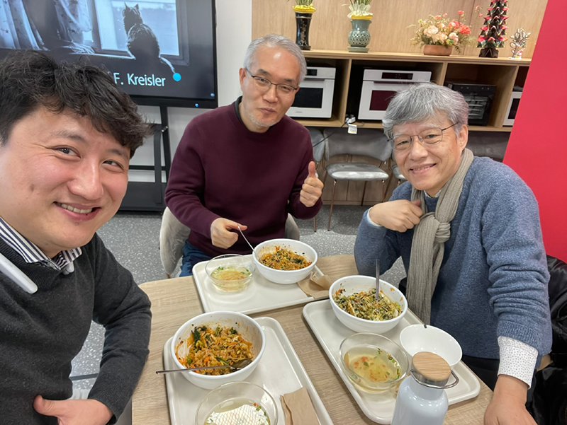좋은 음악과 문화 예술로 사람들의 긴 인생에 도움을 드리자는 취지로 준비한 엘피 싸롱(LP Salon). 

성동 50 플러스 센터에서 할 수 있도록 손을 잡아 주셨고 맨 땅에서 시작해 섭외, 재무관리, 음향기기, 공간연출, 대외홍보까지 각 분야의 귀인들이 함께 해주셔서 시작될 수 있었습니다. 

준비해주신 위원님들과 응원해주신 참석자 모든 분들께 감사드립니다.