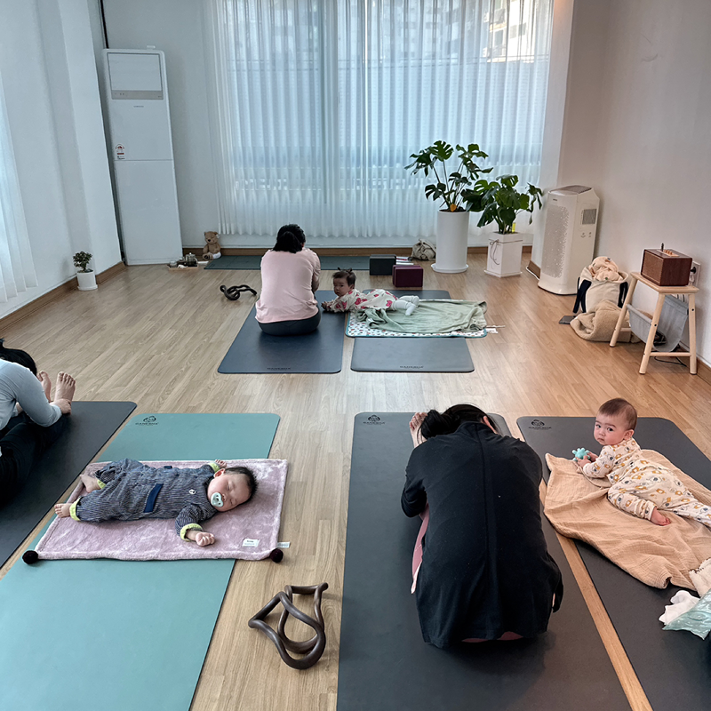 23년생 엄마들이 아기와 함께 소통하는 요가 수업입니다. 아기와 함께 베이비카페나 카페, 식당만 가는 게 아니라 요가로 몸과 마음도 이완시키고 서로의 공감을 나눌 수 있는 따뜻한 공간이 되길 바랍니다. 

첫 모임은 
아기와 함께 자기소개를 나누고 40분 요가수업, 수업 후에 30분 차담 시간있어요.