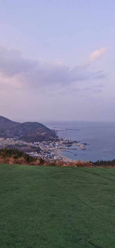 Fishermen's trail in Yeondeok

One of my favorite scenic roads in Gyeongbuk is the fishermen's trail leading into Yeongdeok. Stunning stretch of road, not to mention a variery of eateries nearby.