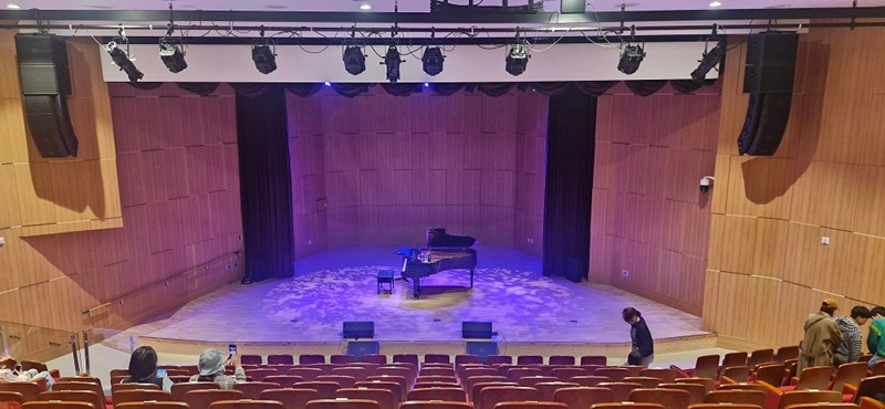 Solo piano recital

I can't say I am well-versed in classical music, but something makes me repeatedly want to attend these mesmerizing, heart-throbbing performances. Even seasoned concert-goers may have enjoyed last night's program which included masterpieces from movies and dramas. The thing is the pianist himself has made appearances in these movies and doubled for various lead actors including 유아인 in 밀회. The program was neatly organized as he showcased his picks in the order of Mozart, Beethoven, Chopin, Rachmaninov, Brahms and whatnot. Seat at the front center was an excellent choice.
