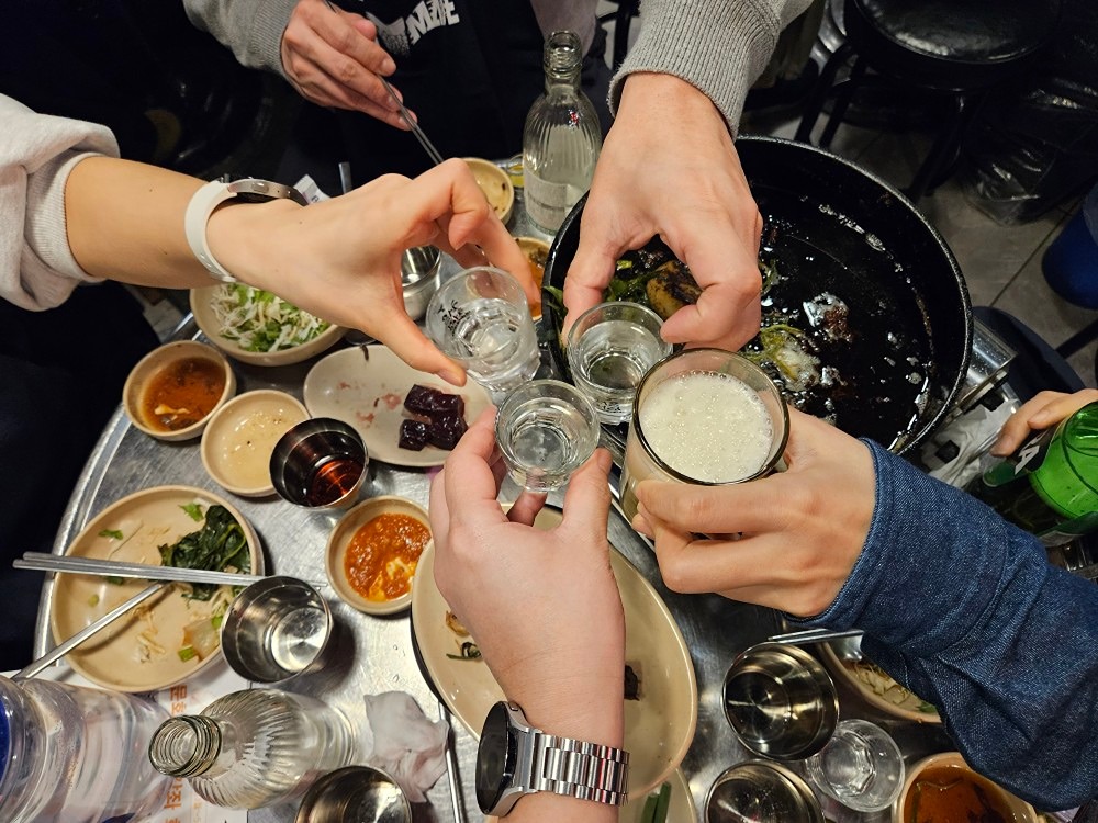 동네친구들을 만들고싶어요
한분이라도 원하시면 바로 시작하겠습니다
뭔가 한잔하고싶은데 약속잡기 힘들때
이럴때 벙치고 만나요ㅎ
모임 비용정산은 n/1 이 원칙입니다
서로 상호간의 예의를 존중하는 모임이되었으면 좋겠습니다