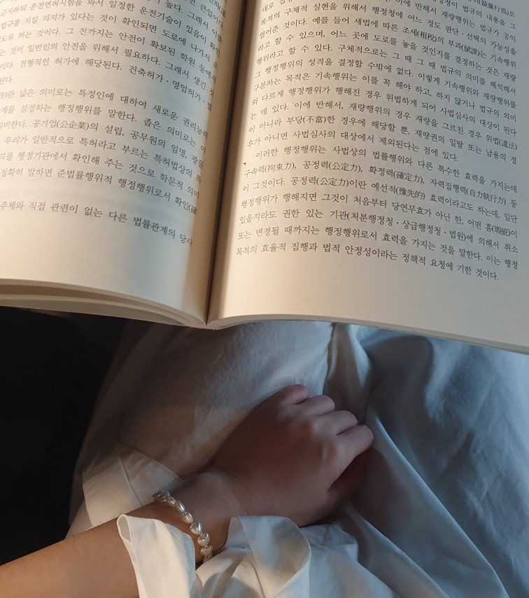 화양동에 독서 모임이 없어서 만들었어요 !!
매주 토요일마다 건대/화양동 카페에 모여서
자유롭게 책 읽는 모임이에요 👀 

모임 참석하신 분들은 직접 모임도 여실 수 있으니
책 읽는 습관 같이 만들어나가요 !!~