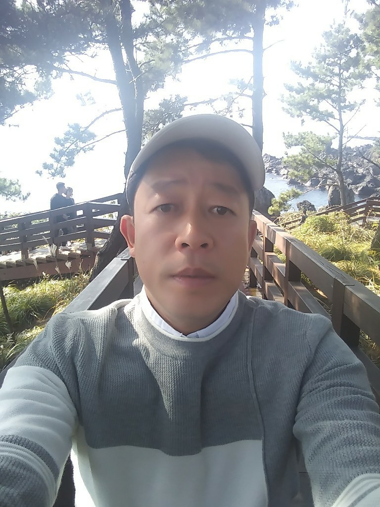 저도춤을좋아하는편입니다무지하게 근데나이가51살이다보니 되려나걱정입니다잘부탁드립니다