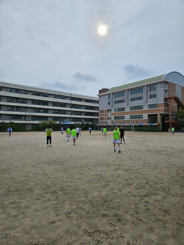 비온뒤    운동장^^
그래도  볼차기좋았습니다
22명 나오셔서  재밌게  운동했습니다

ㅡㅡㅡ담주 14일  오전8시 노들역 축구장
상대팀ㅡㅡot  fc