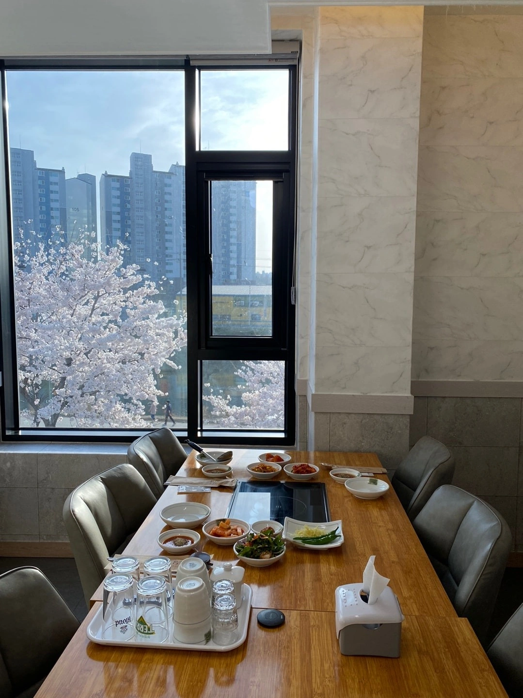 홀서빙 정직원 구해요. 초급 월 360