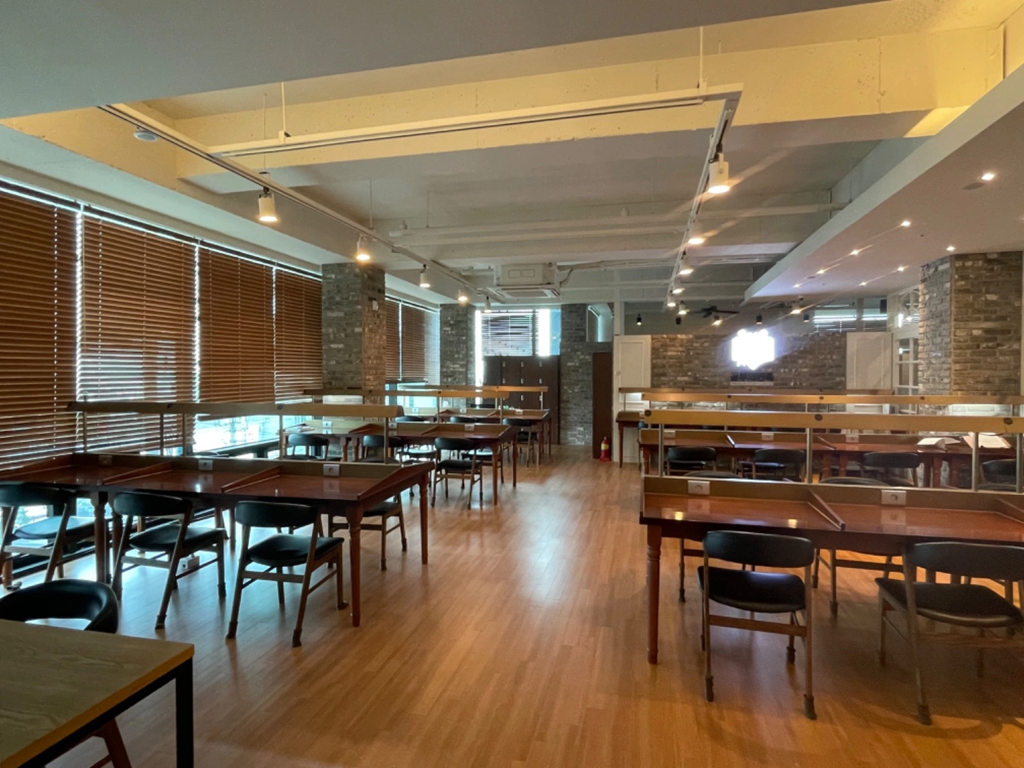 스터디카페 오전 오픈 및 청소 업무