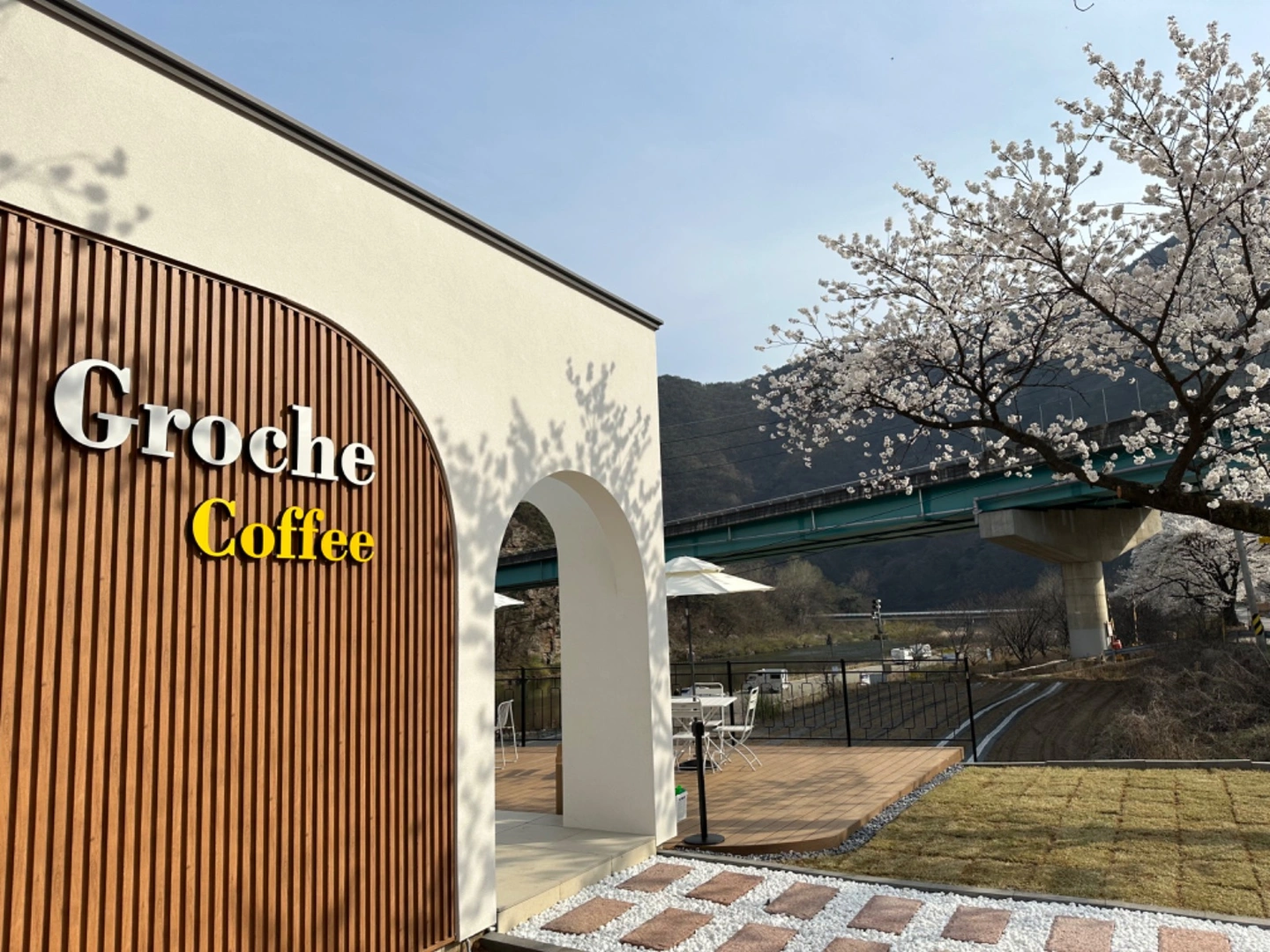 그로체 카페 주말 오후 알바 구인합니다
