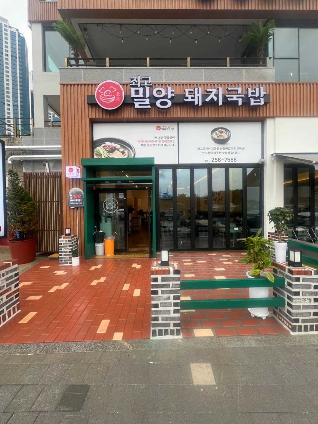 홀서빙풀타임 구합니다.