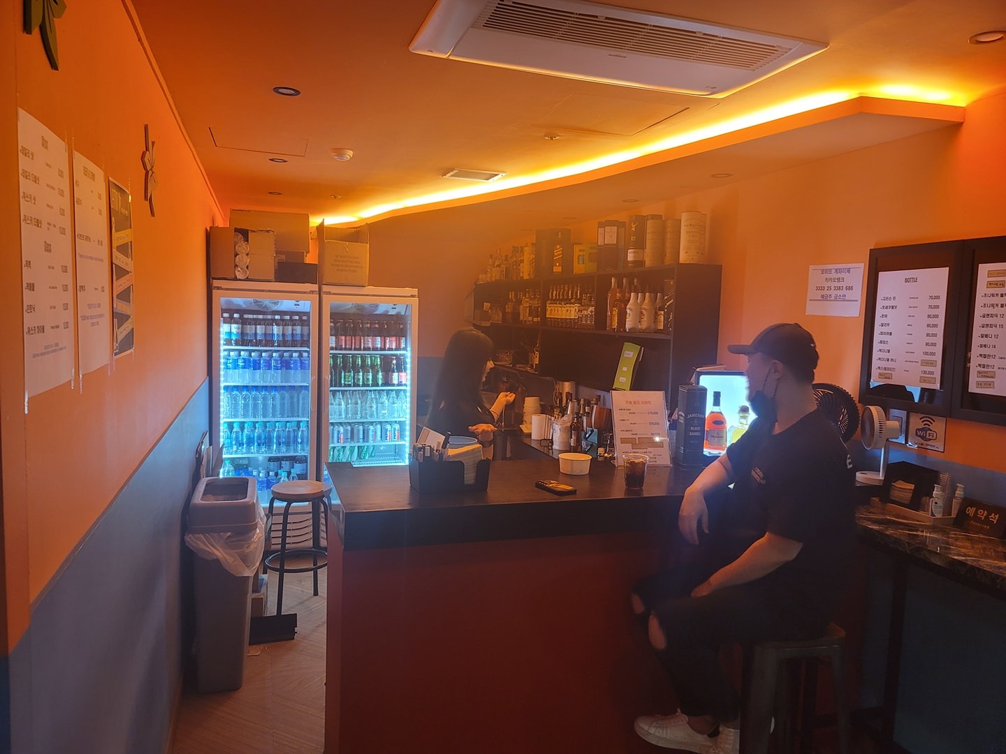 살사댄스클럽에서 티켓팅 및 홀서빙하는 업무입니다. 공고 썸네일