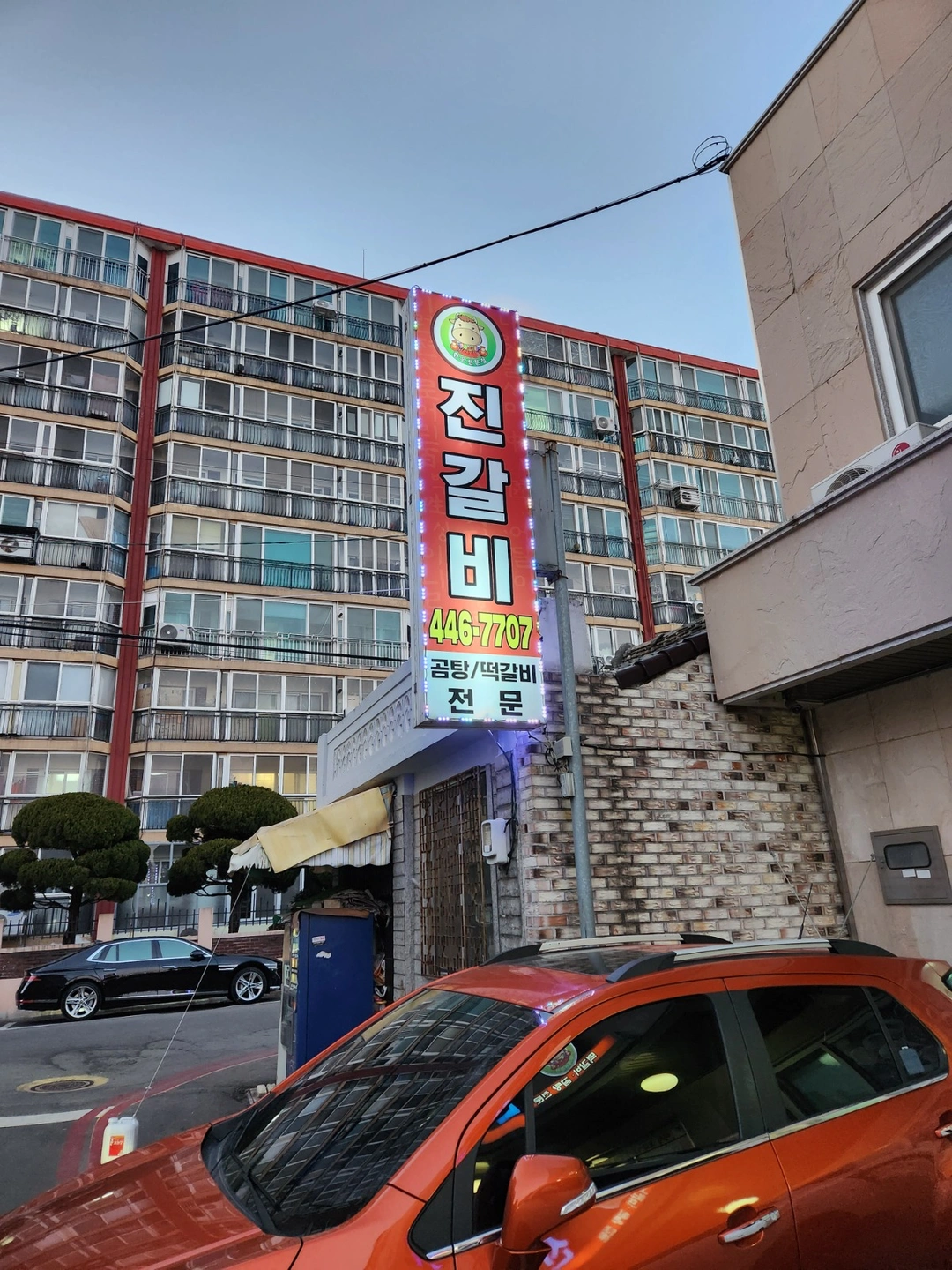 부뚜막 고기굽는 남자직원