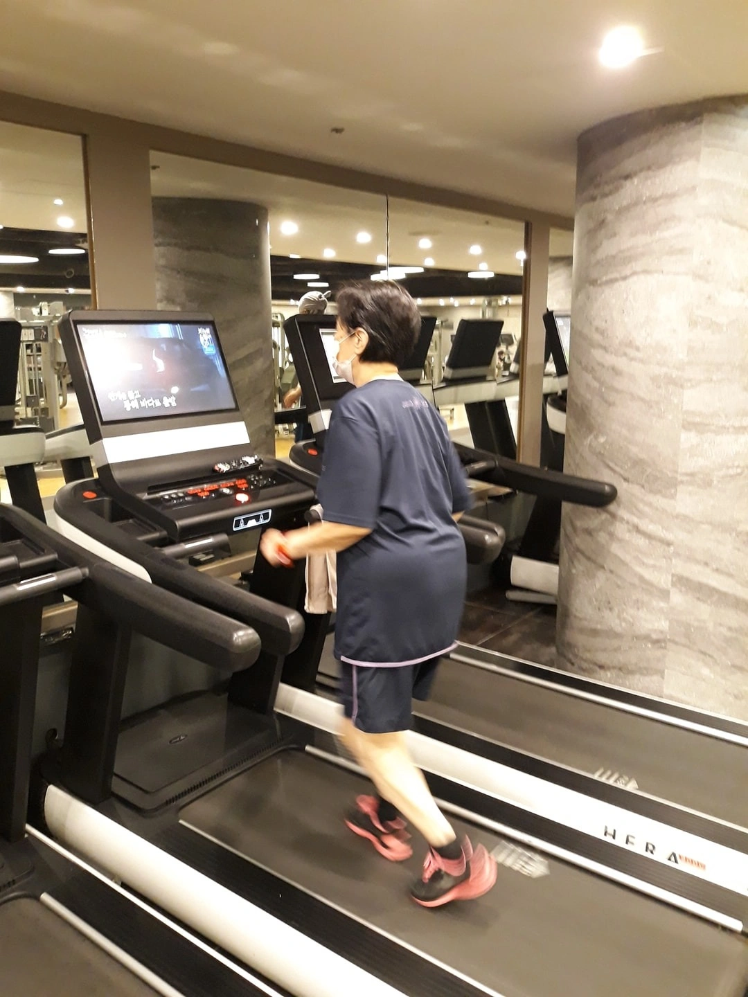 어머니와 활기찬 일요일