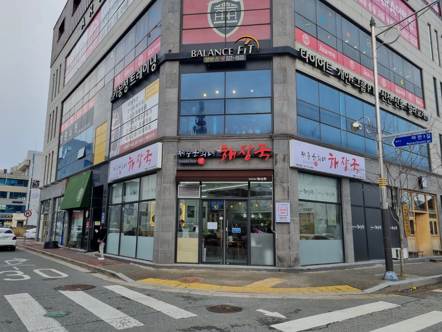 주말에 홀에서 서빙 하실분 구합니다