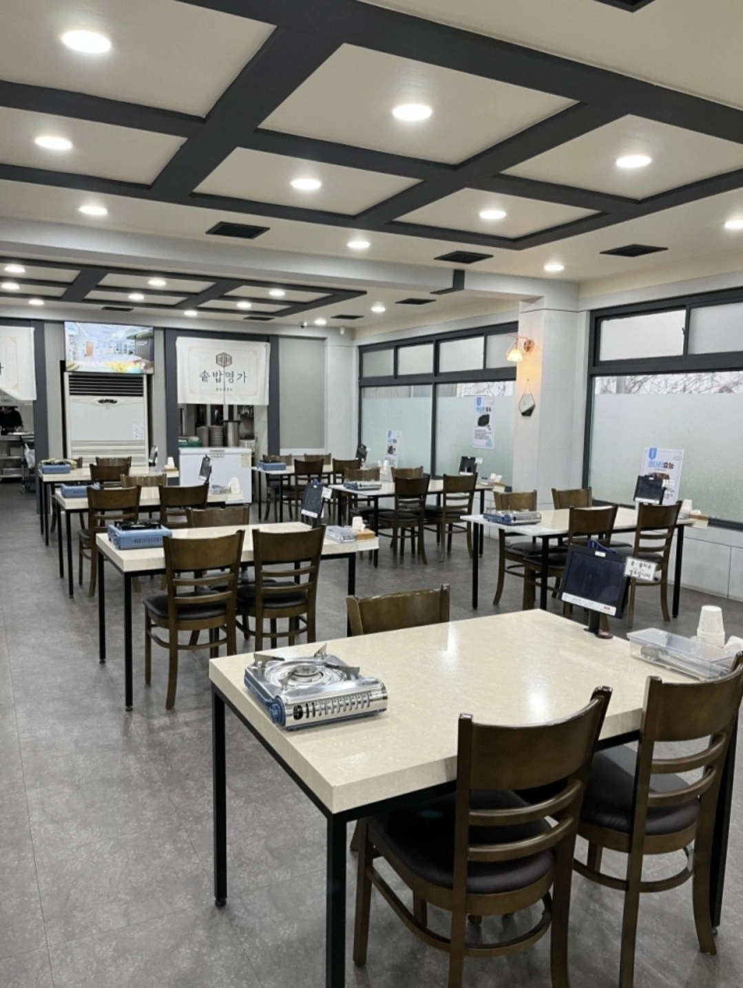 17목 점심시간 홀서빙 도와주실분 구합니다.