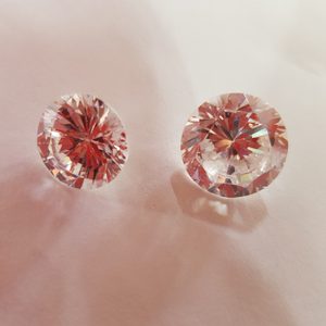 큐빅. 목걸이 셋팅하실분 크기 1,3.cm 1.8cm. 개당가격 여름에 목걸이 하시면 시원하게 예쁠겁니다.