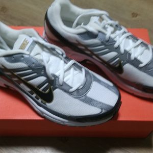 나이키(NIKE)운동화예요..