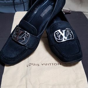 명품 루이비통(LOUIS VUITTON) 여성용 LV은장장식 천연가죽 미들힐 이탈리아 정품 판매합니다.
