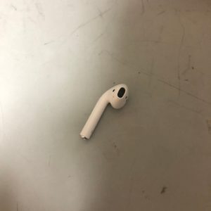 에어팟 한 쪽(오른쪽) 팝니다. 그 외 케이스랑 아이폰 충전 케이블도 팝니다.